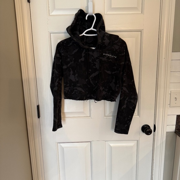 Alphalete Camo Cropped Hoodie Sweatshirt 45231 - Picture 4 of 12